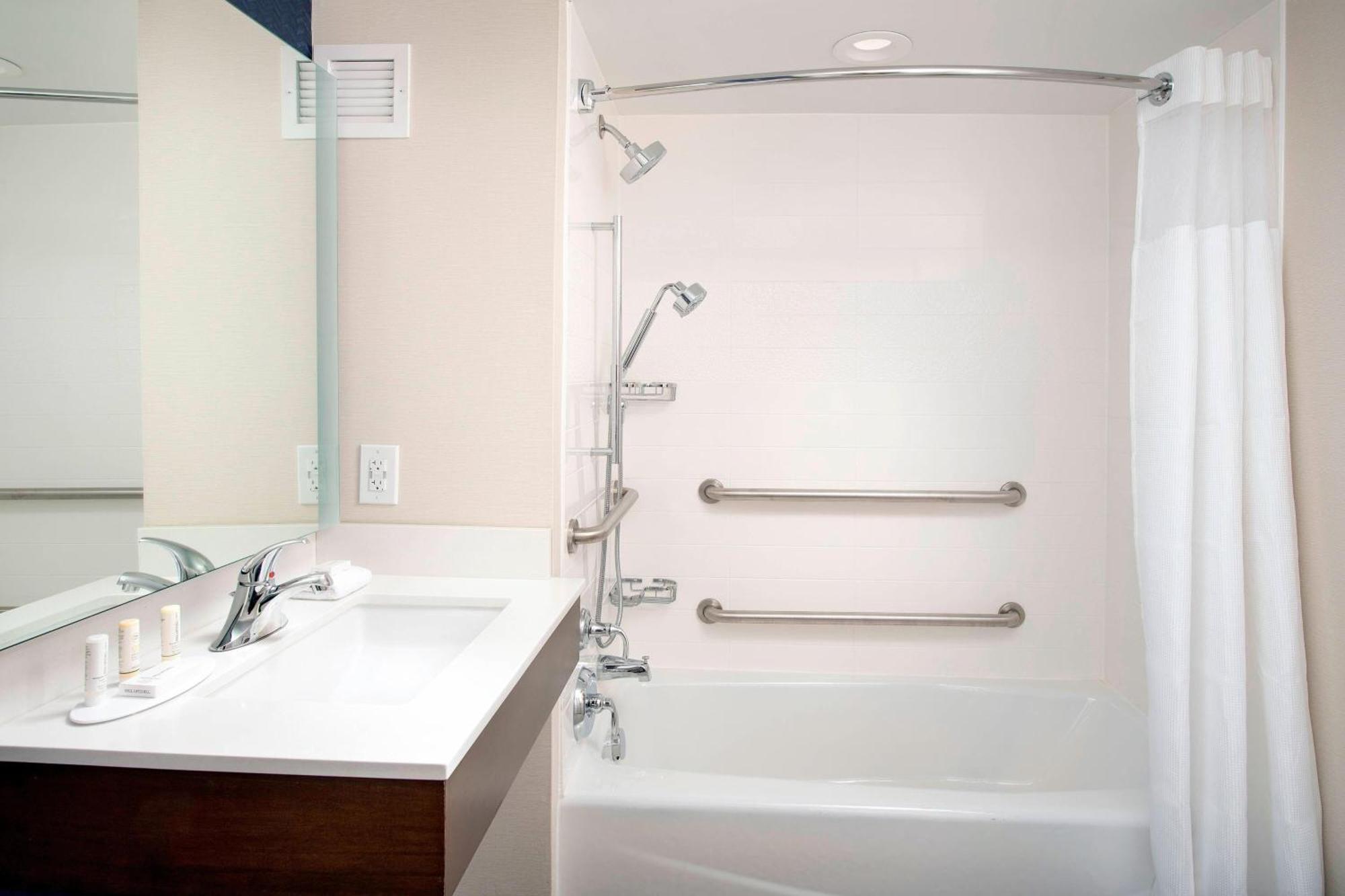 Fairfield Inn & Suites By Marriott Alexandria West/Mark Center Bagian luar foto