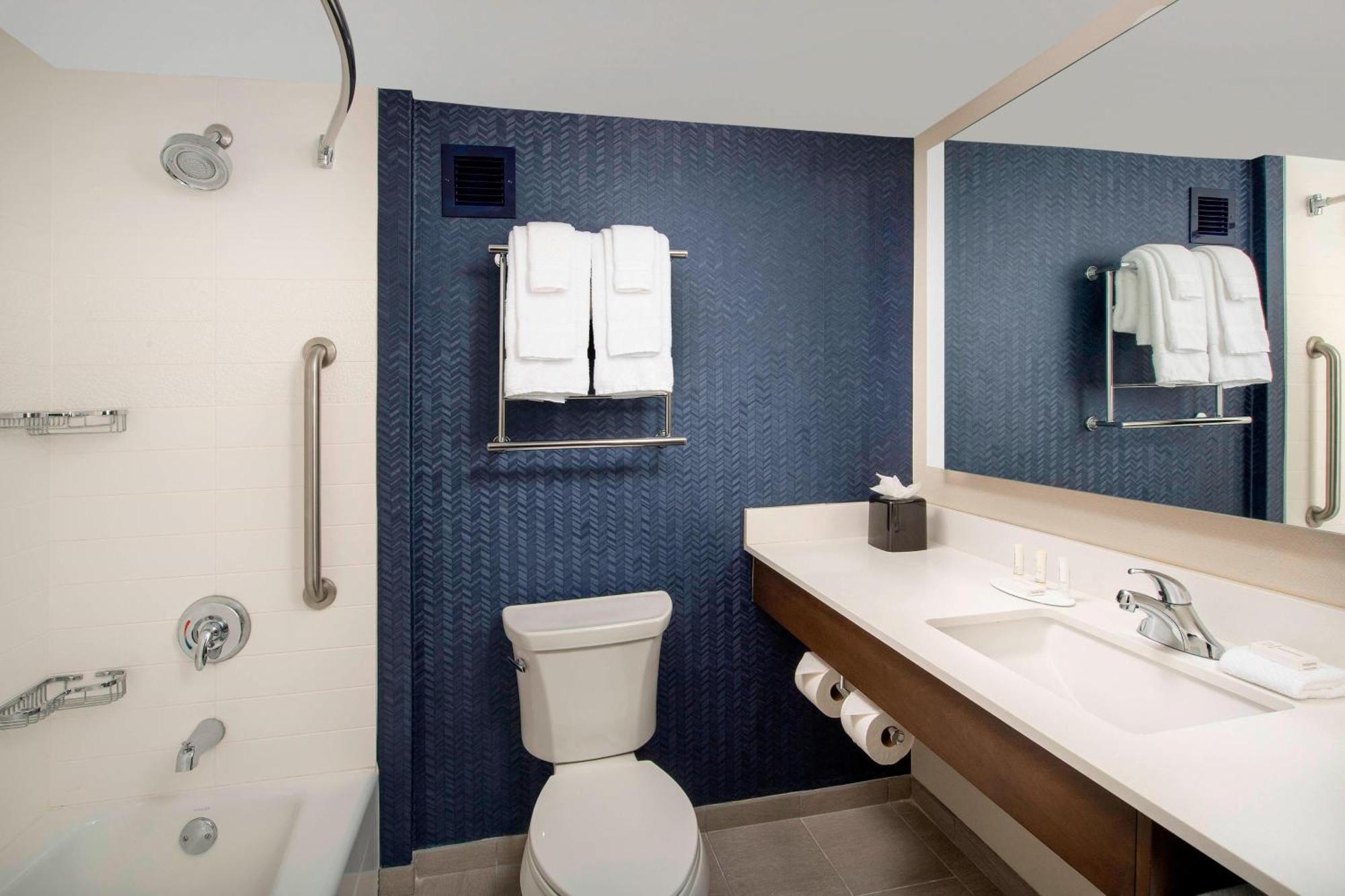Fairfield Inn & Suites By Marriott Alexandria West/Mark Center Bagian luar foto