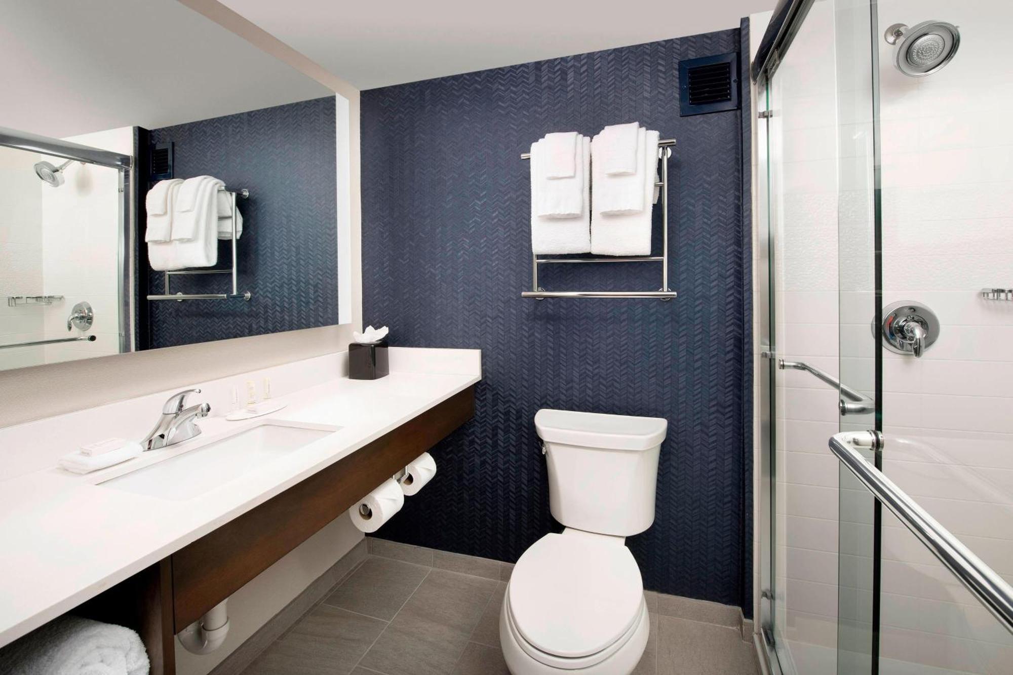 Fairfield Inn & Suites By Marriott Alexandria West/Mark Center Bagian luar foto
