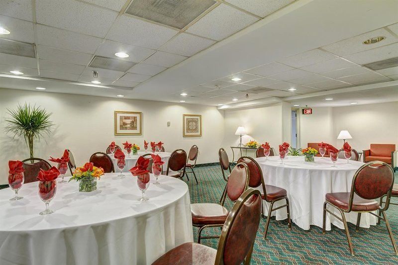 Fairfield Inn & Suites By Marriott Alexandria West/Mark Center Bagian luar foto